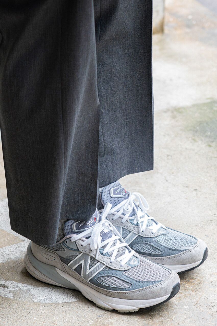 コーデを確実にまとめる「グレーNB」×「グレーパンツ」の“色合わせ”！実例を街角スナップで - 6枚目の画像