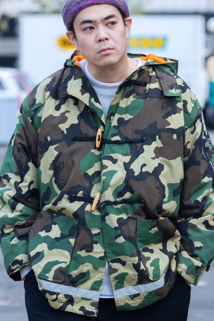 この冬、街角で見つけた「迷彩アウター」集。抜群に洒落た大人3人をスナップでチェック！ - 1枚目の画像