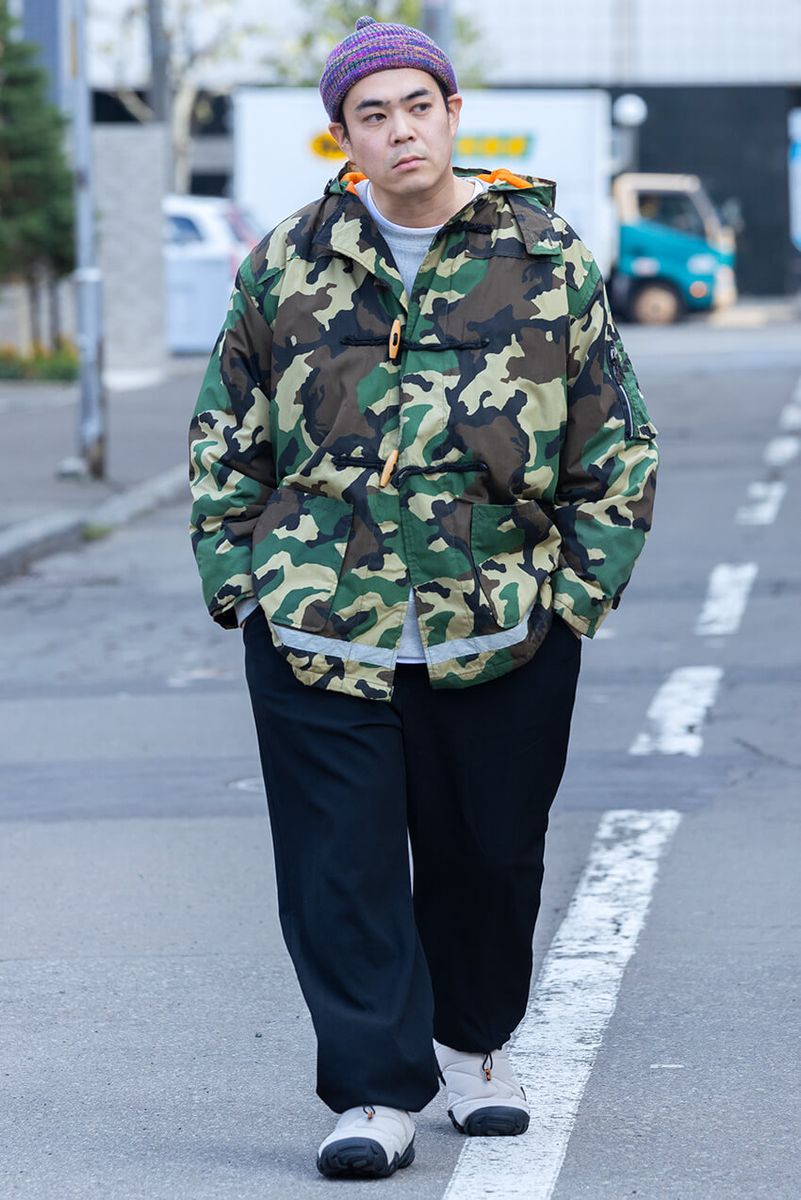 ジャケット＝古着　スウェット＝チャンピオン　パンツ＝ファーラー　スニーカー＝アディダス オリジナルス