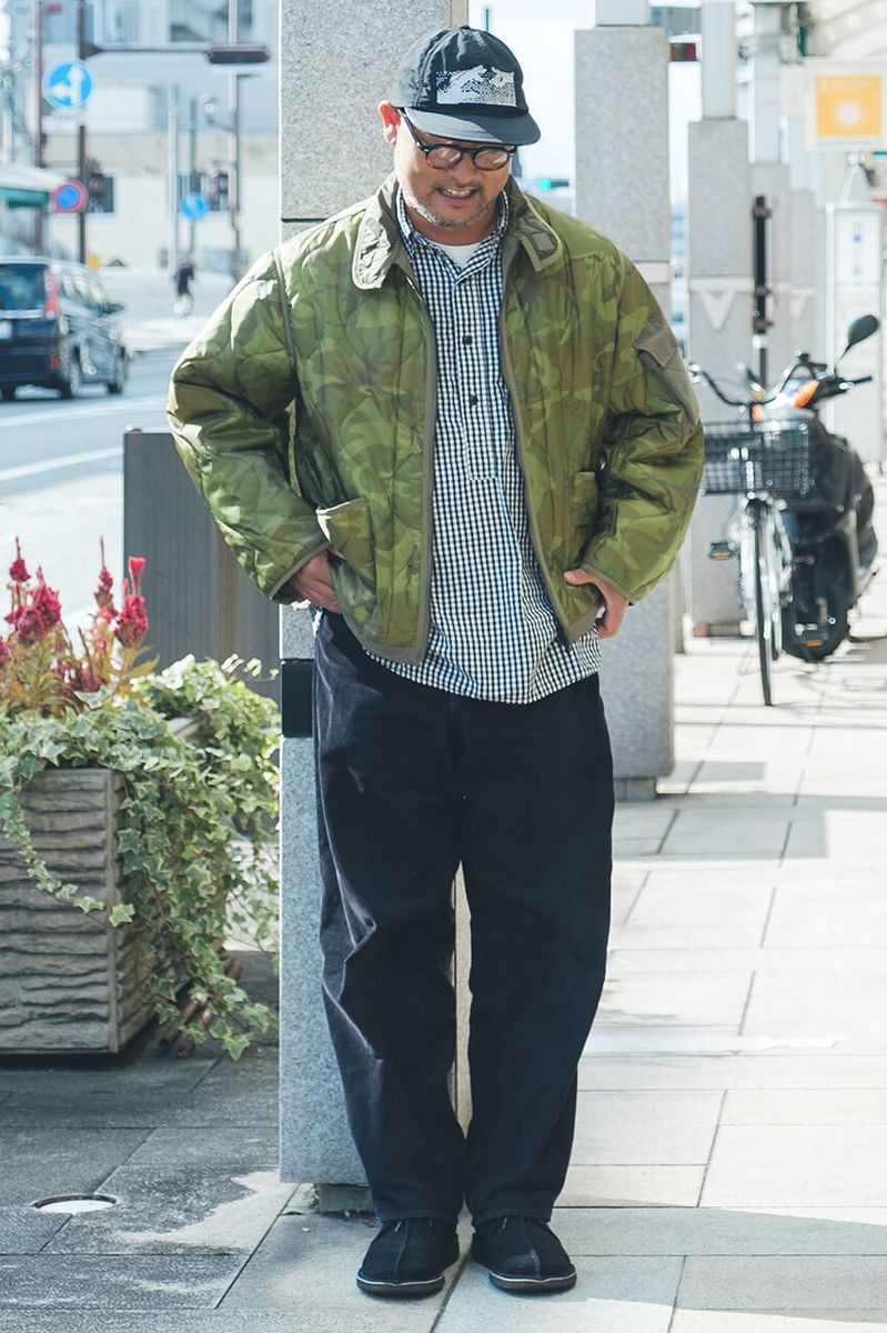 ジャケット、シャツ＝ともにザ コロナ ユーティリティ　パンツ＝アナクロノーム　靴＝クラークス オリジナルズ