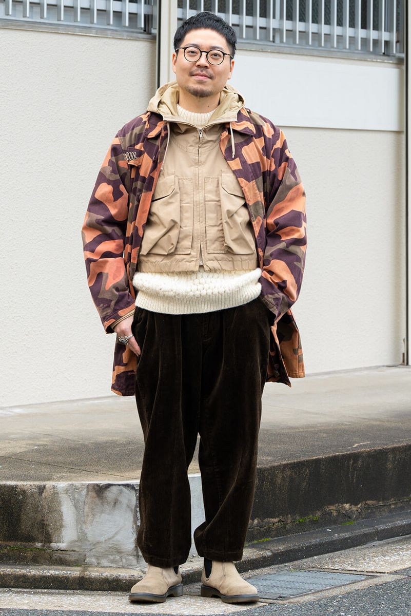 コート、ニット＝ともに古着　中に着たジャケット＝アバクロンビー&フィッチ　パ ンツ＝ポロ ラルフ ローレン