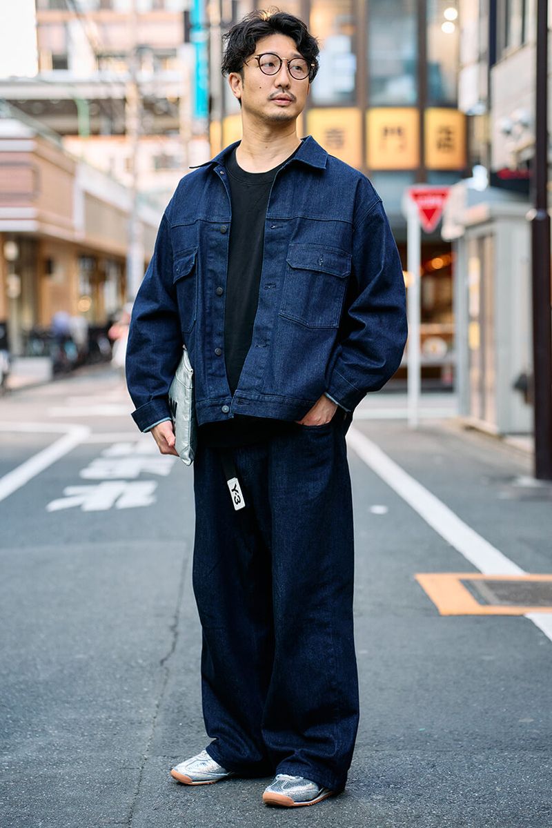 デニムジャケット、デニム=ともにユニクロ スウェット=アミ パリス スニーカー=アディダス オリジナルス