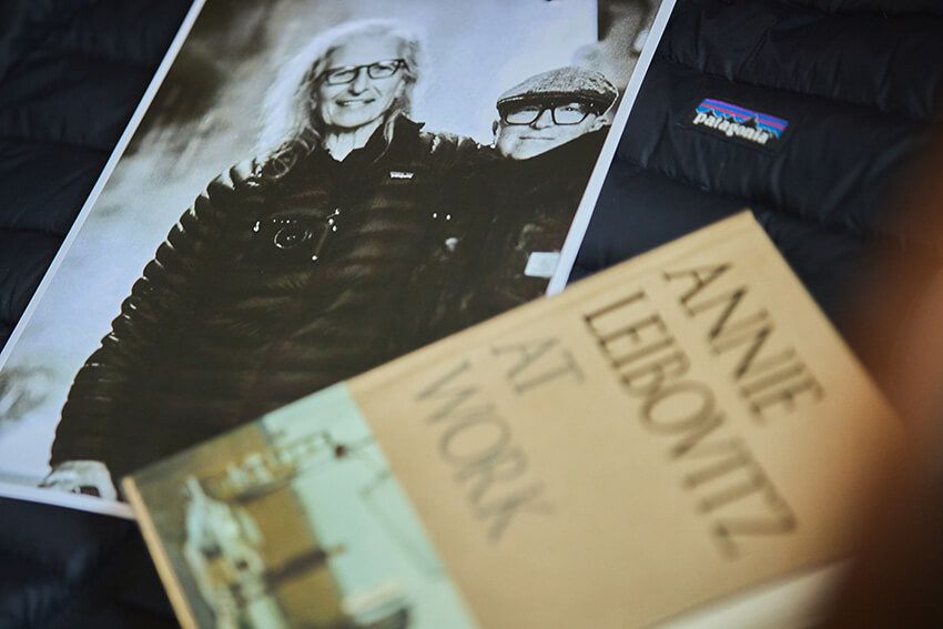彼女がアニー・リーボヴィッツ。確かにパタゴニアのダウンジャケットを着用している。