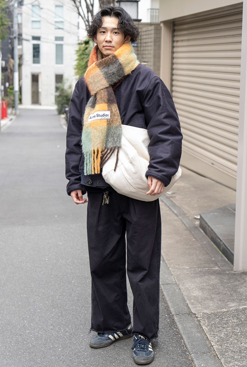 ストリートスタイル”を一撃で大人仕様に！スラックス、マフラー、革