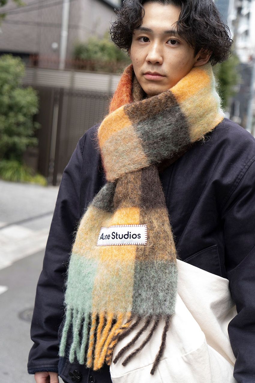 “ストリートスタイル”を一撃で大人仕様に！スラックス、マフラー、革ジャンの正しい使い方 - 4枚目の画像