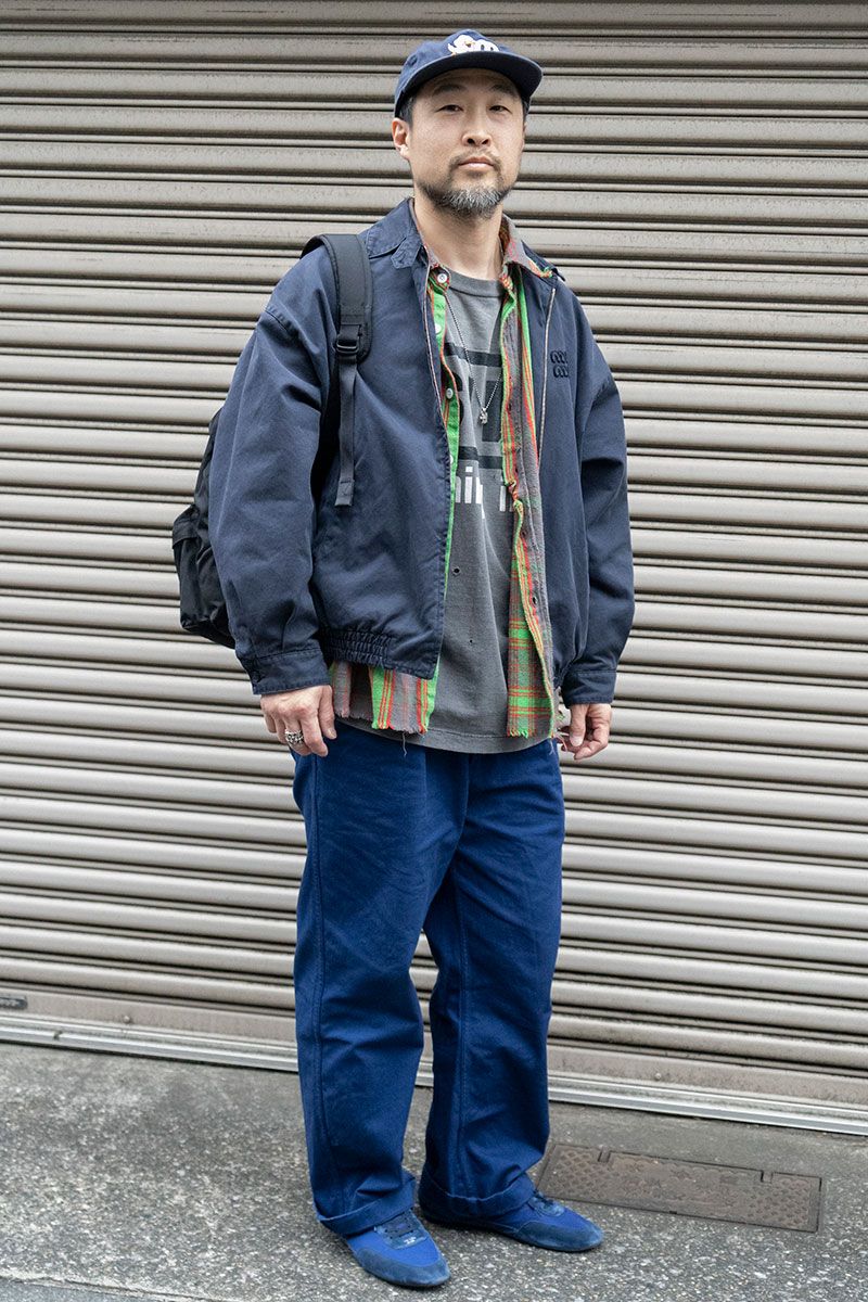 ブルゾン＝ミュウミュウ　シャツ＝セントマイケル　Tシャツ＝セントマイケル　パンツ＝ボーイズ　シューズ＝プラダ　帽子＝バランサー　バッグ＝ナナミカ　腕時計＝ロレックス　リング＝クロムハーツ