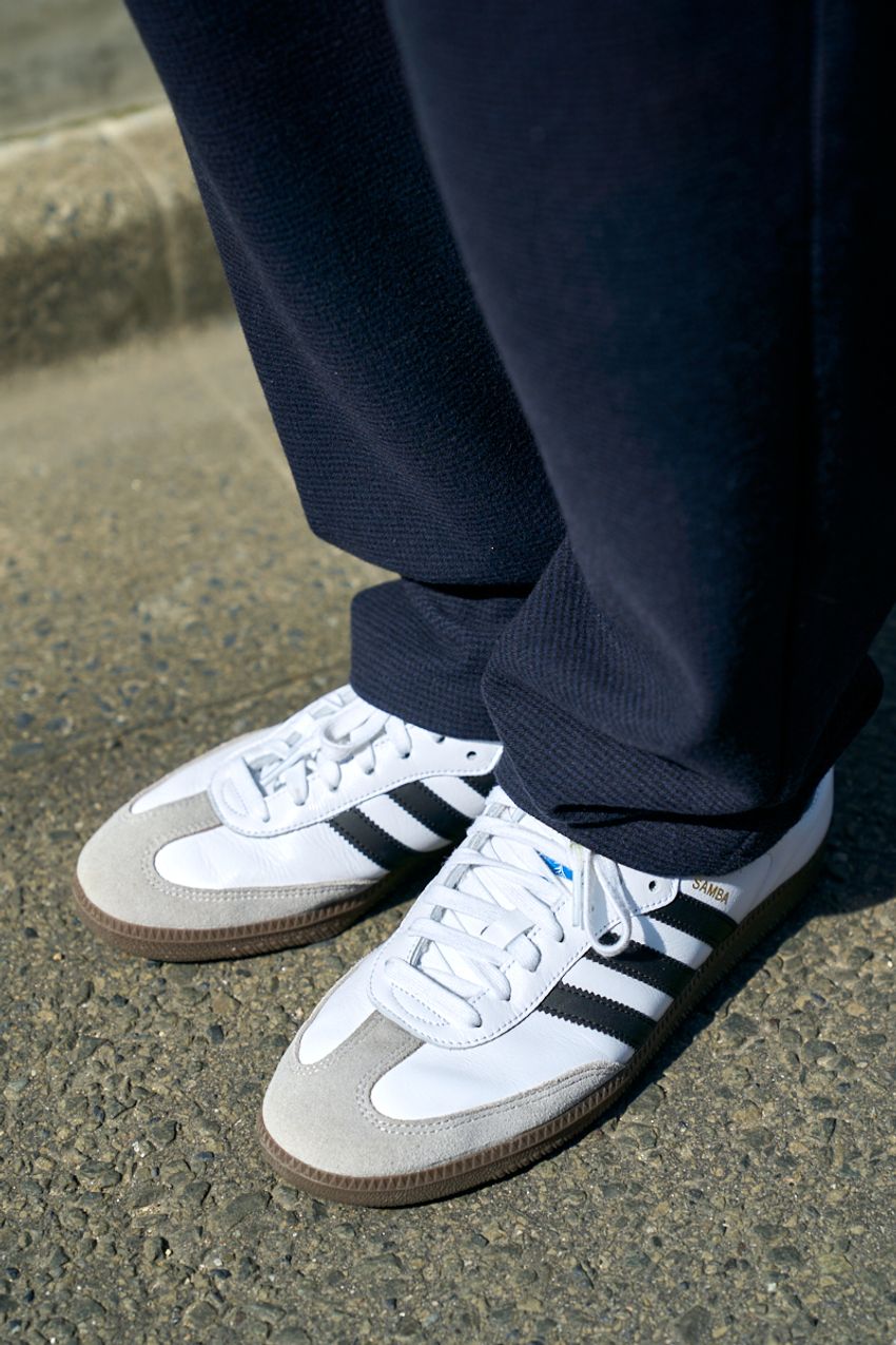 「春って何着ればいいんだっけ？」鮮やかな“ブルーシャツ”を主役にした3人の名回答 - 4枚目の画像