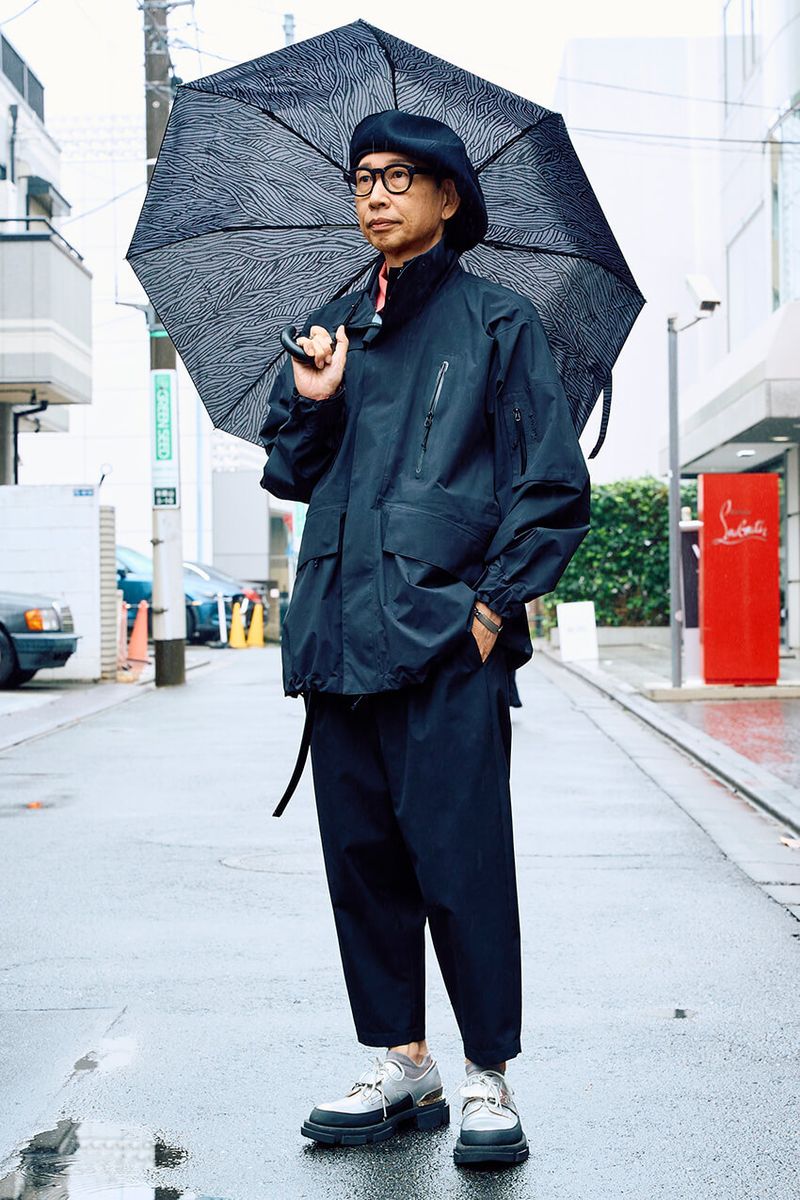 ジャケット＝キャプテン サンシャイン × ゴールドウイン × バトナー　パンツ＝カラー　スニーカー＝ボース