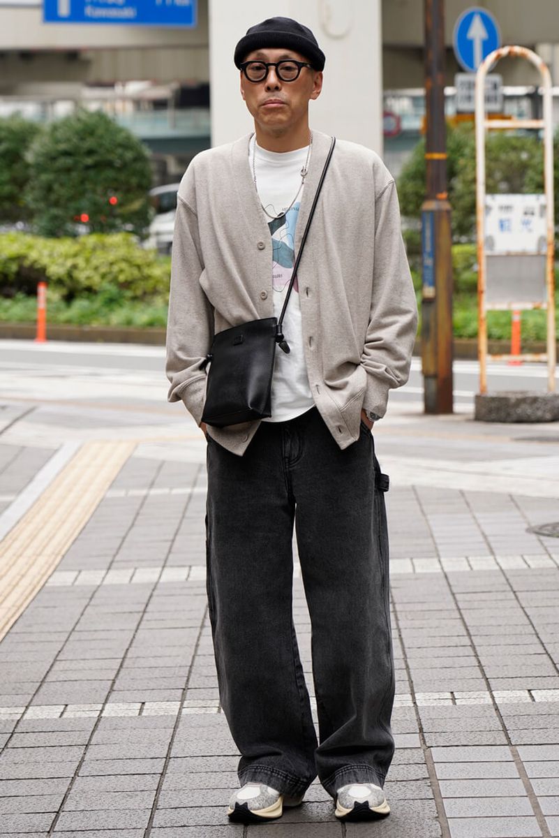 カーディガン＝ユニクロ　Tシャツ＝グリーンレーベル リラクシング　デニム＝不明　スニーカー＝ニューバランス