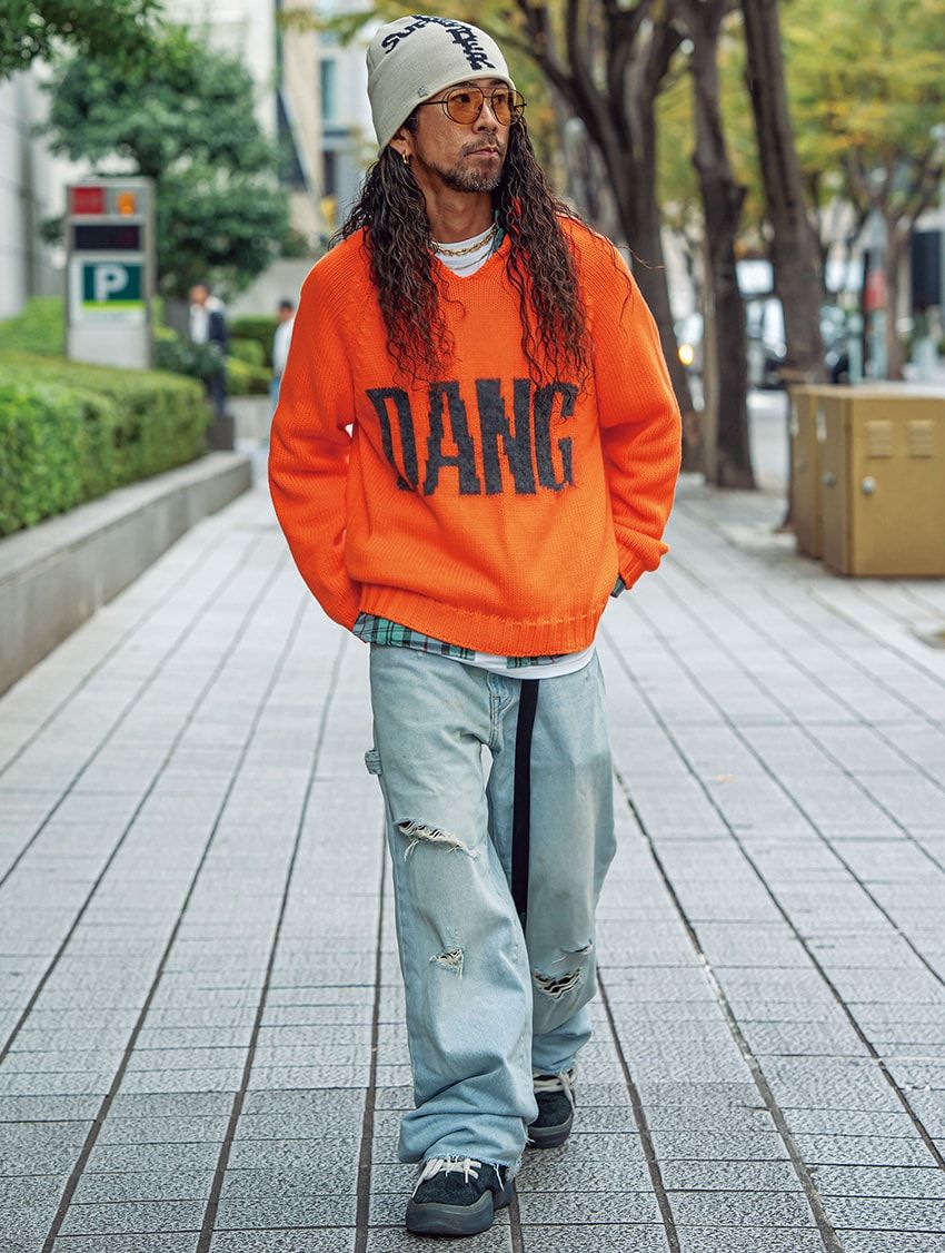 ニット、デニム、スニーカー＝すべてERL　帽子＝不明