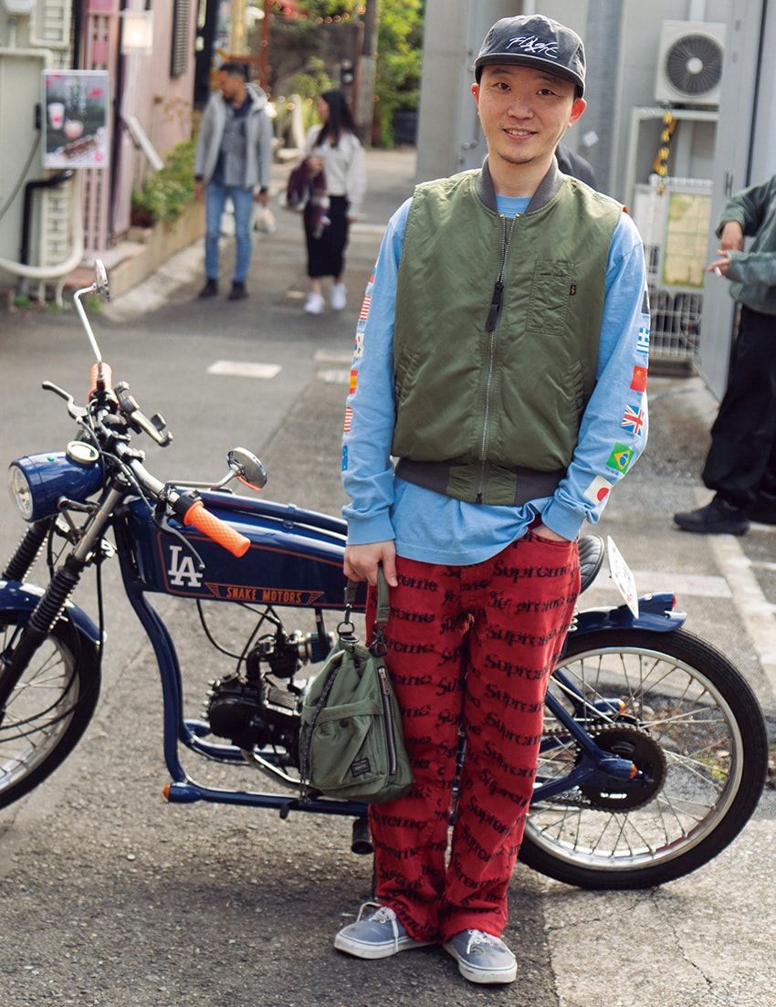 パンツ＝シュプリーム　カットソー＝アンディフィーテッド