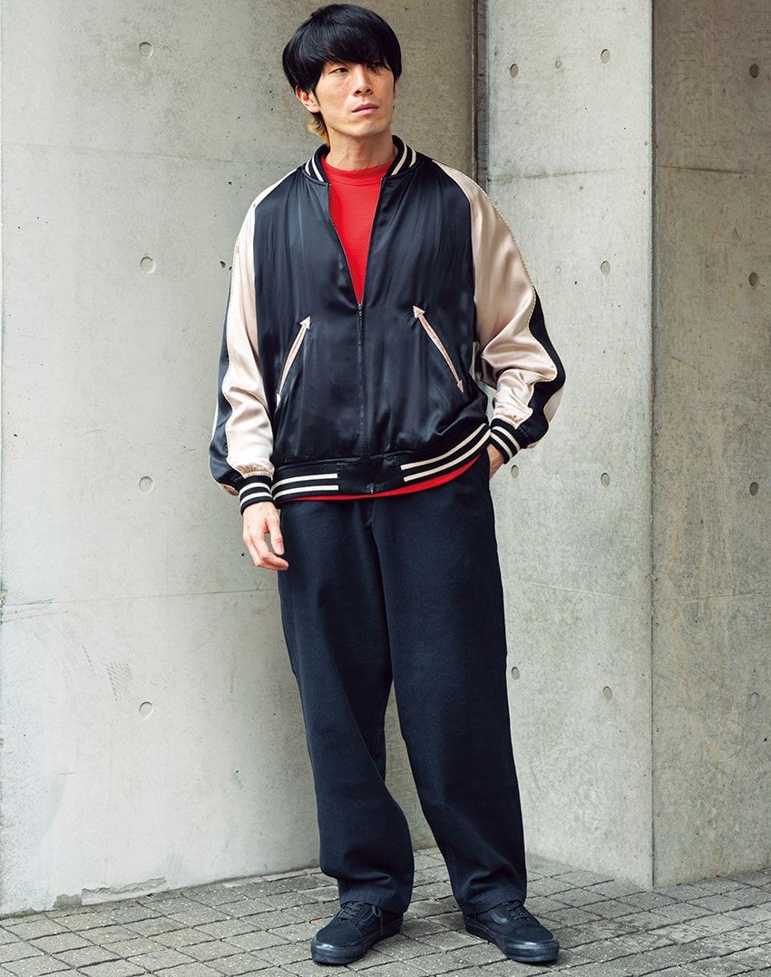 スウェット、ジャケット、パンツ＝すべてアルヴァナ　スニーカー＝ヴァンズ