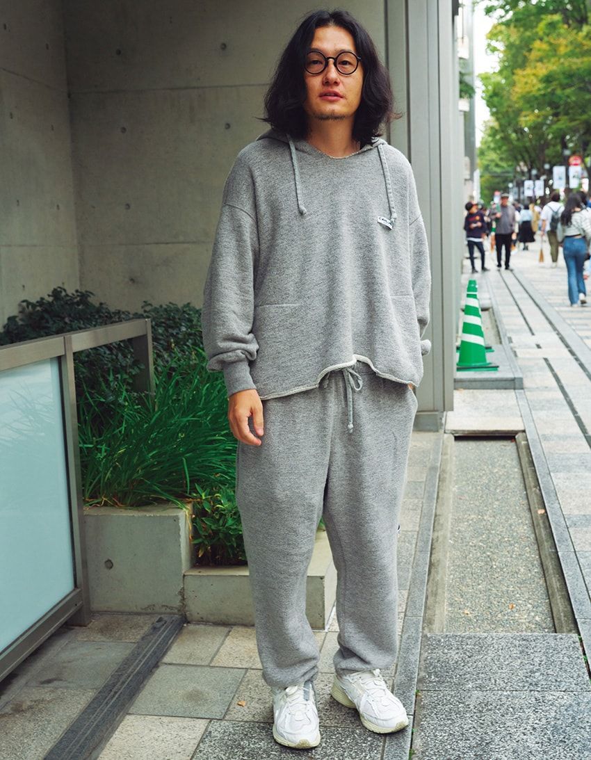 パーカ、パンツ＝ともにカウラム