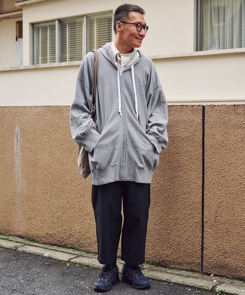 パーカ＝ヘドメイナー　パンツ＝ジュンヤ ワタナベ マン