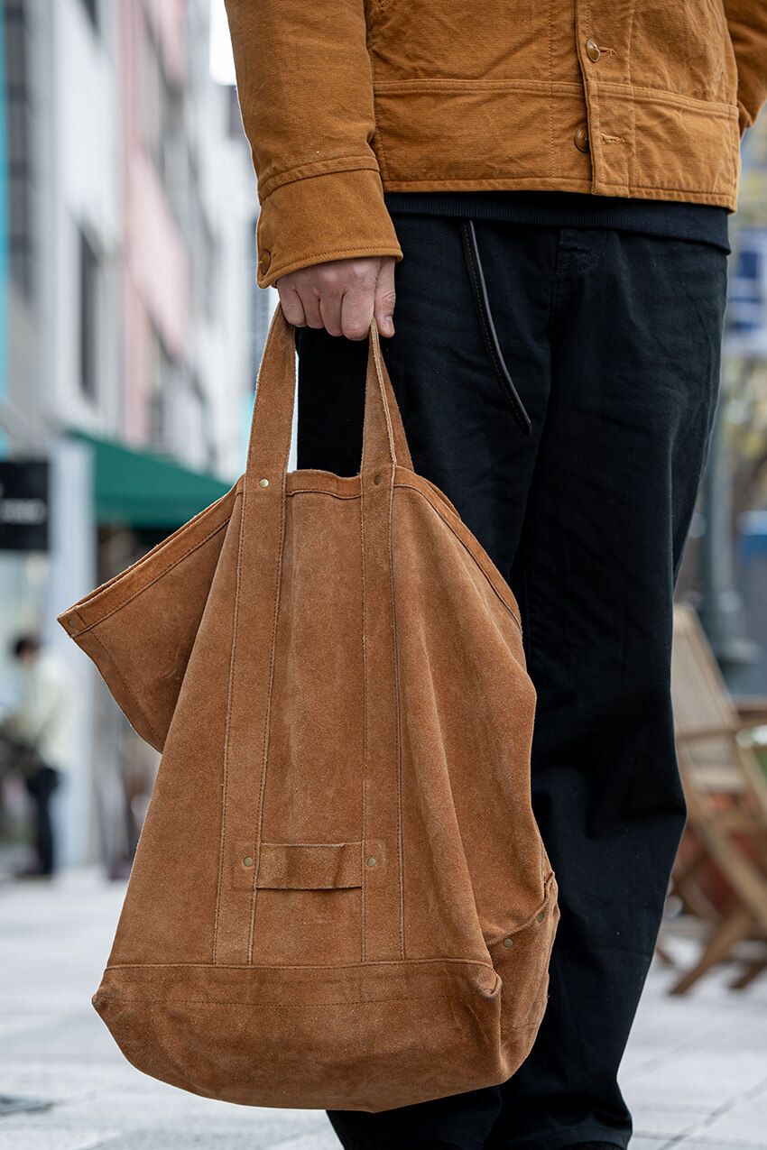 レザーバッグは断然「ブラウン派」。”大人の渋み”を味方につけた3人をスナップでチェック - 2枚目の画像