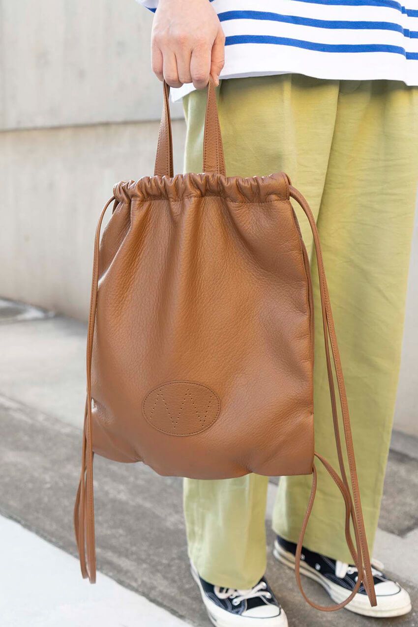 レザーバッグは断然「ブラウン派」。”大人の渋み”を味方につけた3人をスナップでチェック - 3枚目の画像