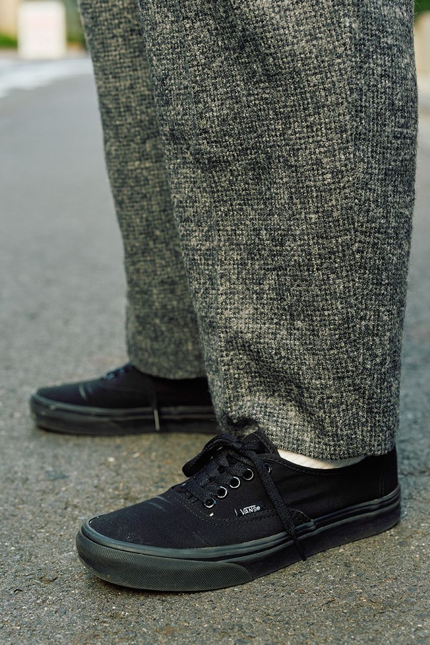 スラックスのハズしにはヴァンズの“オーセン”。きれいめカジュアルのちょうどいい塩梅 - 3枚目の画像