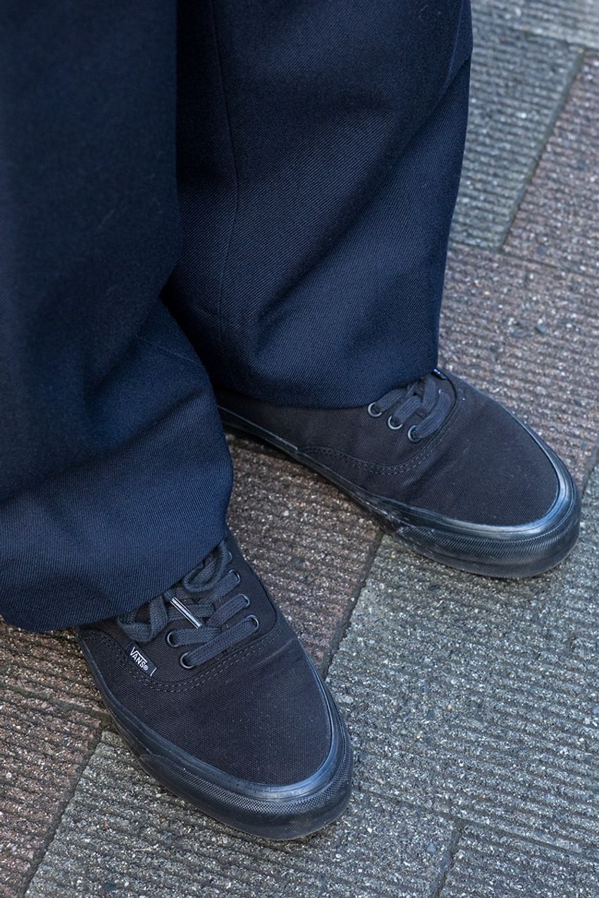 スラックスのハズしにはヴァンズの“オーセン”。きれいめカジュアルのちょうどいい塩梅 - 6枚目の画像