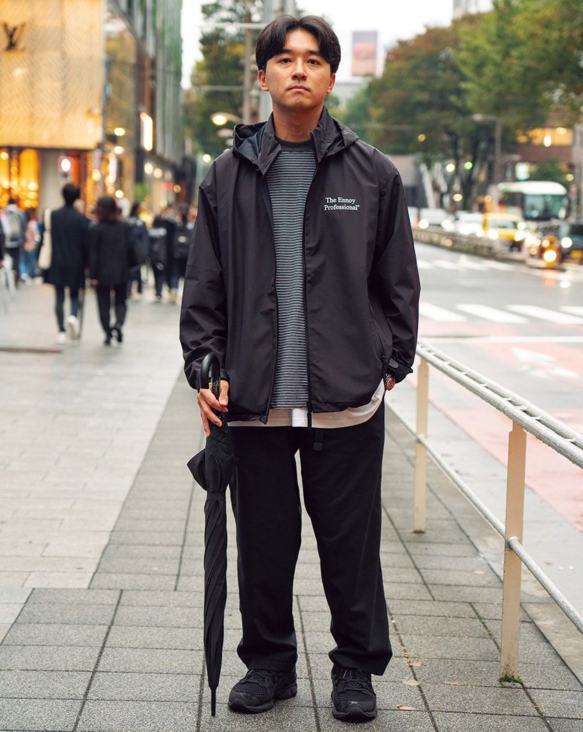 ジャケット、パンツ、スニーカー＝すべてエンノイ