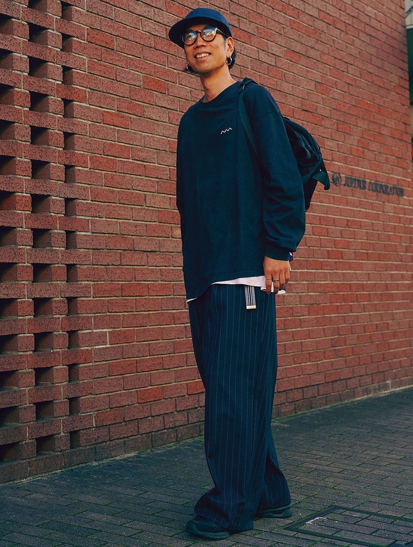 カットソー＝ザ グッドカンパニー　パンツ、メガネ＝ともに古着　スニーカー＝ニューバランス