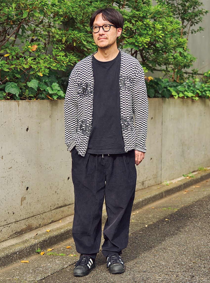 カーディガン＝コム デ ギャルソン　Tシャツ＝ユニバーサルオーバーオール　パンツ＝ヨシオ クボ