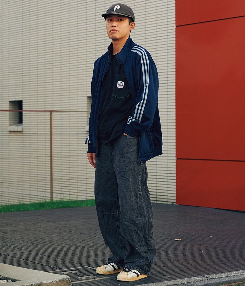 アディダス派？ ニードルズ派？ “街で着るジャージー”が再燃！ 2強ブランドの着こなしスナップ - 2枚目の画像