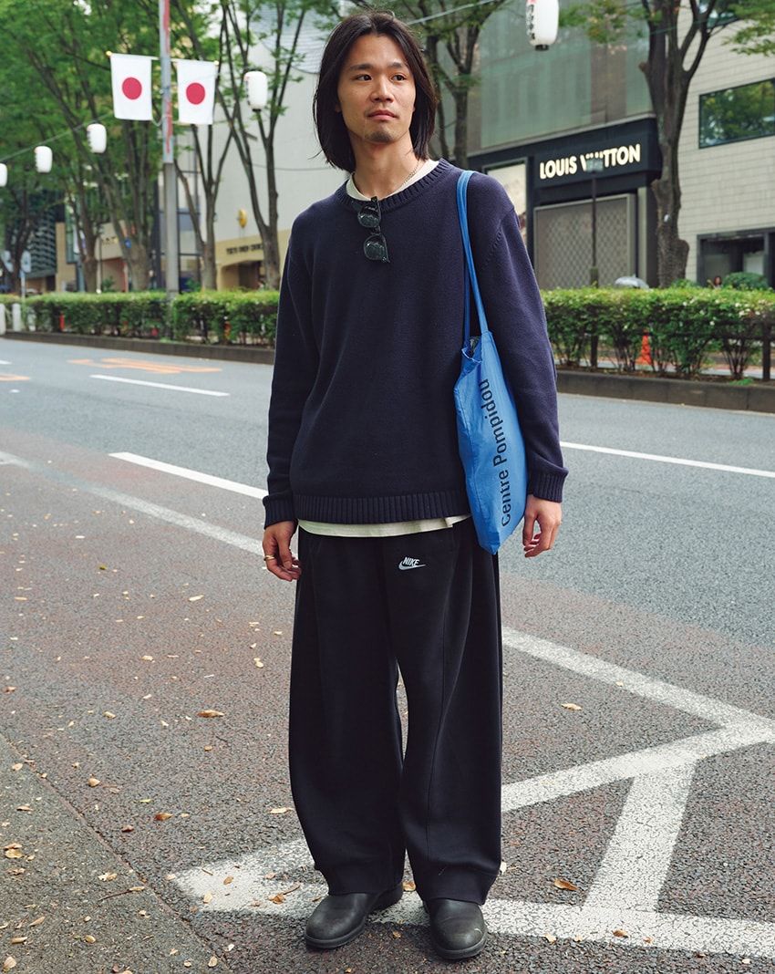 ニット、Tシャツ＝ともに古着