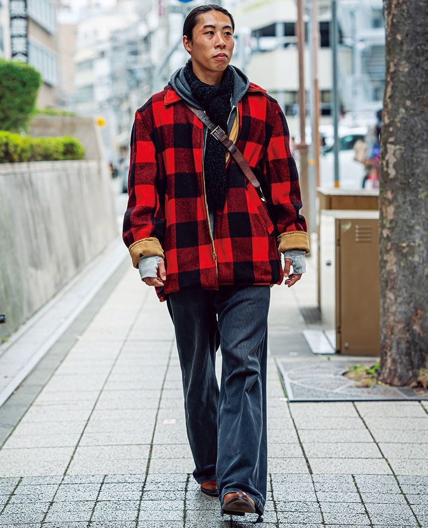 ジャケット、パーカ、パンツ＝すべて古着