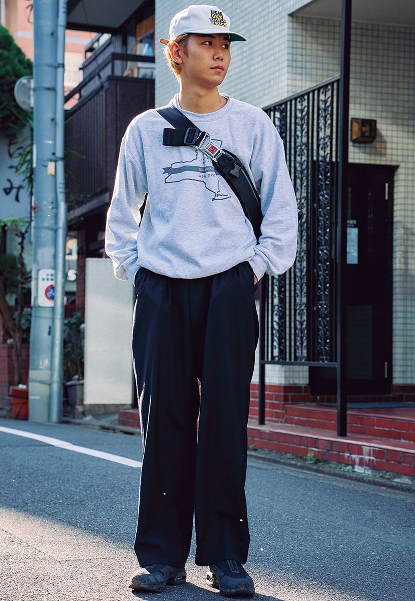 スウェット、パンツ、帽子＝すべて古着