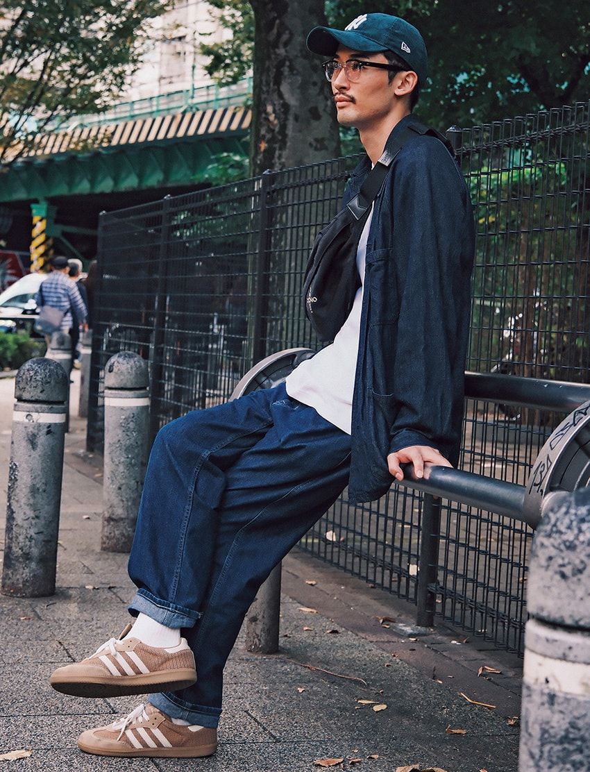 ジャケット、Tシャツ、デニム＝すべてユニクロ