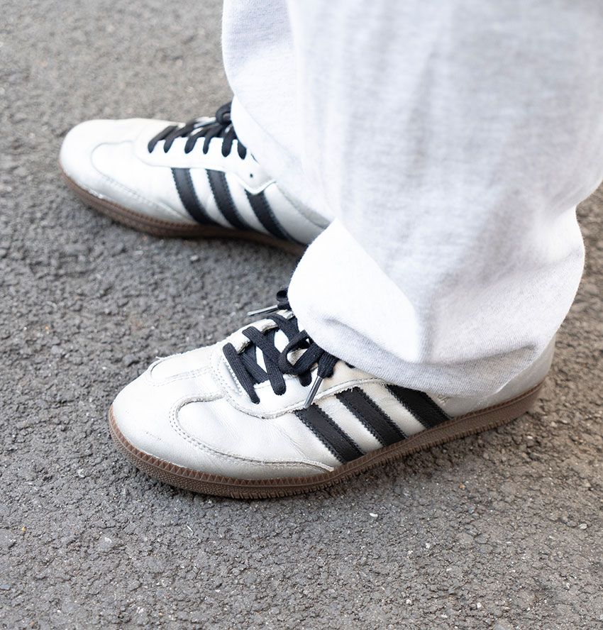 やっぱり使えるユニクロのニット！ダウン、レザー、ジャケットからさりげなく覗かせたコーデ3選 - 4枚目の画像