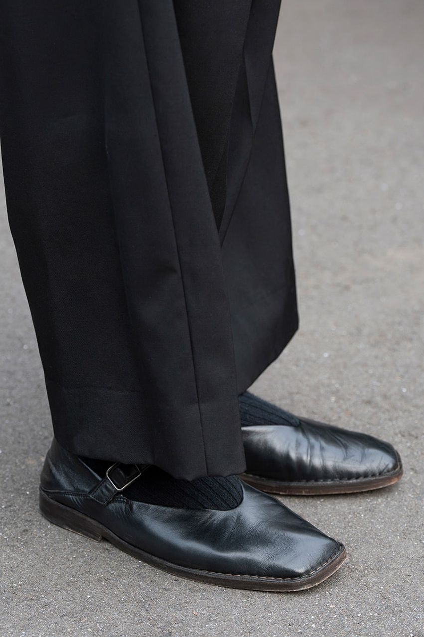 やっぱり使えるユニクロのニット！ダウン、レザー、ジャケットからさりげなく覗かせたコーデ3選 - 7枚目の画像