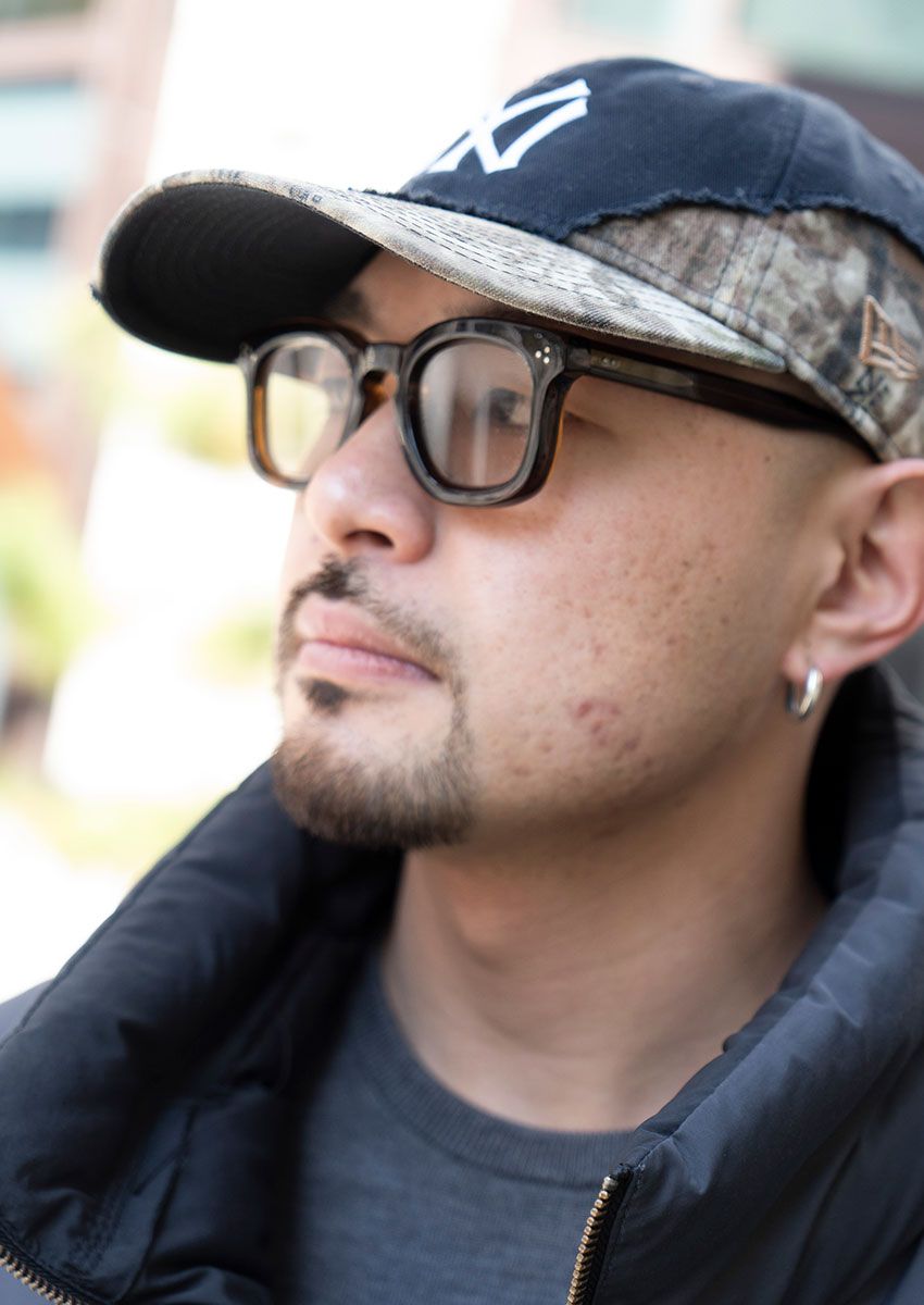 やっぱり使えるユニクロのニット！ダウン、レザー、ジャケットからさりげなく覗かせたコーデ3選 - 3枚目の画像