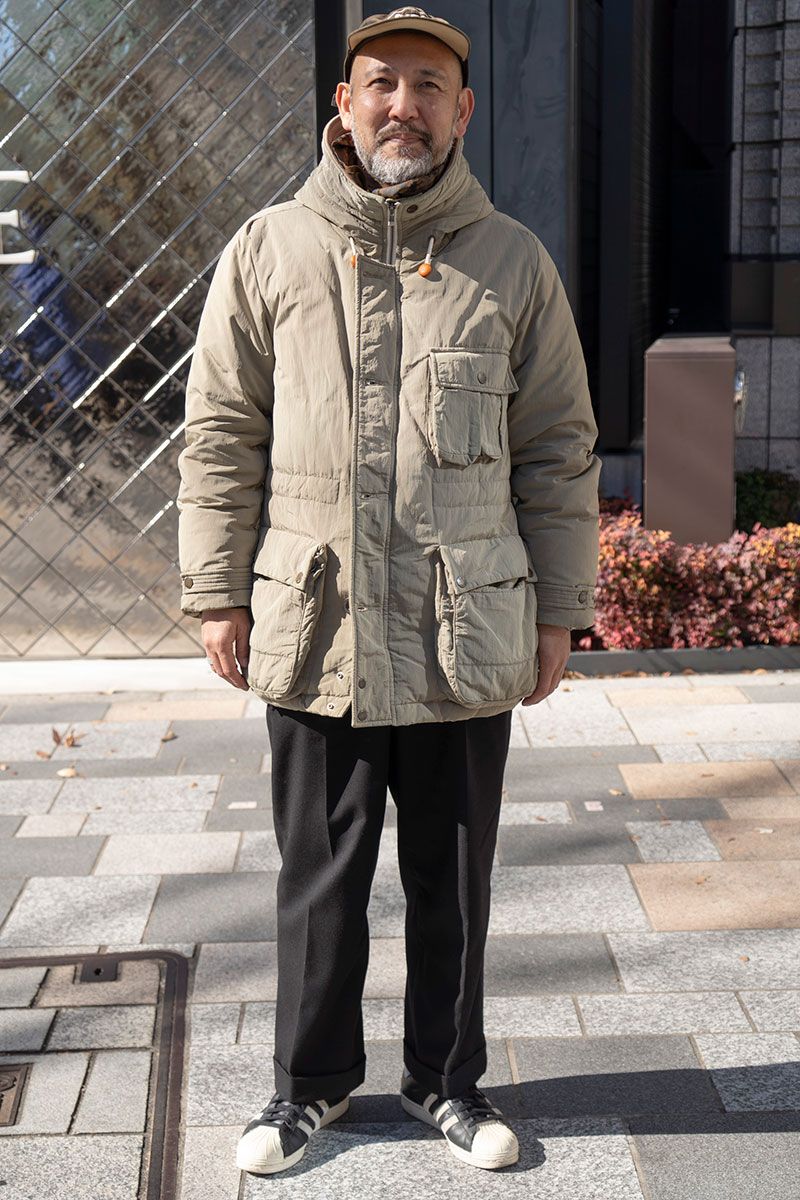 ジャケット=シーピーカンパニー スウェット=コムデギャルソン パンツ、帽子、ストール=すべて古着 シューズ=アディダス 腕時計=スウォッチ リング=ティファニー