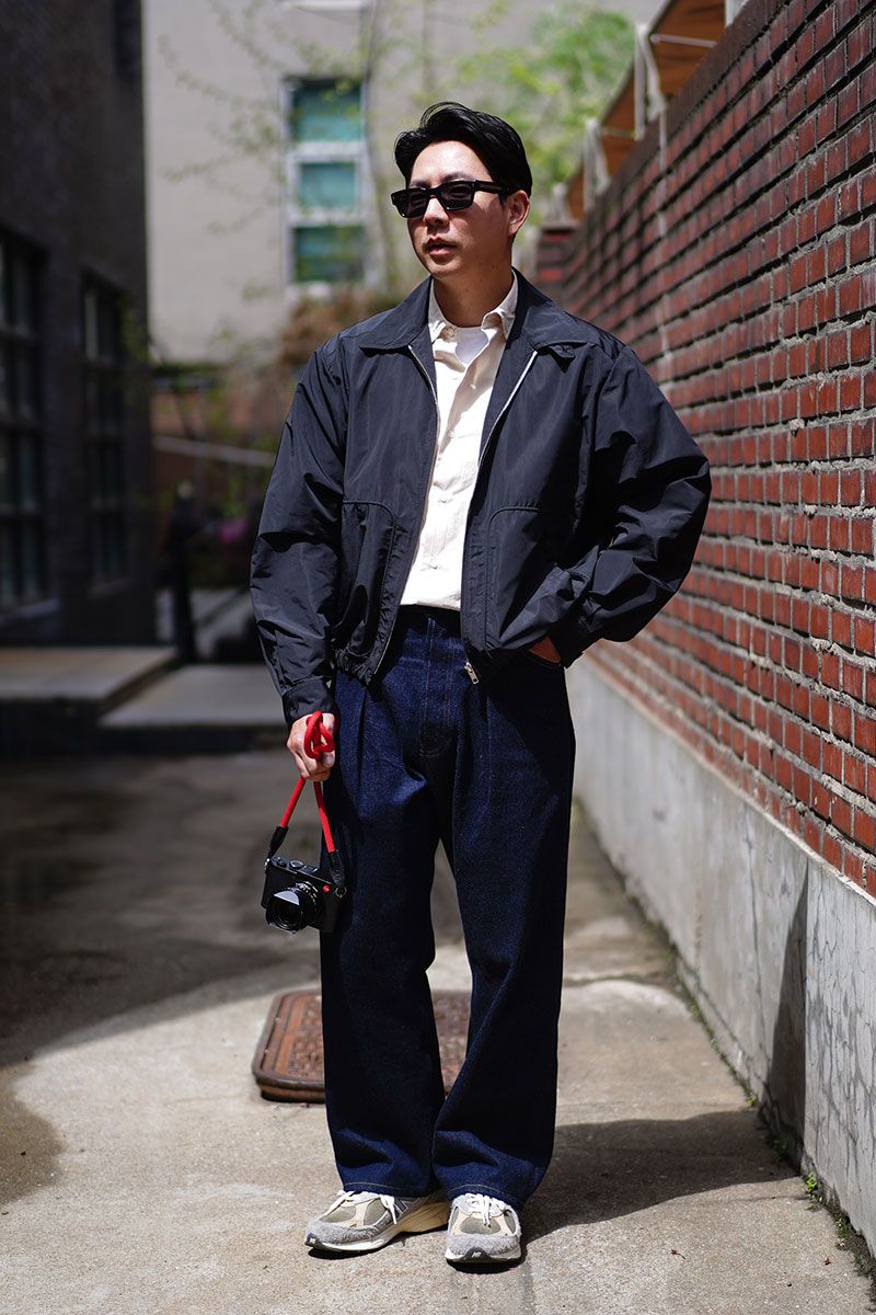 ジャケット、シャツ、パンツ=すべてへリル シューズ=ニューバランス 腕時計=パテックフィリップ サングラス=ジャックマリーマージュ アクセサリー=エルメス