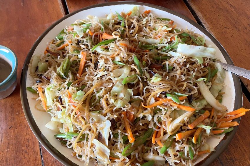 バナウエのカフェで食べたパンシット。150ペソ（380円）