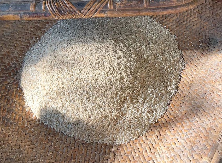 手作業での脱穀後のお米。