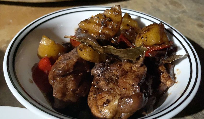 醤油や酢で味付けされた煮込み料理のアドボ。鶏肉が崩れるくらい煮込まれていた。