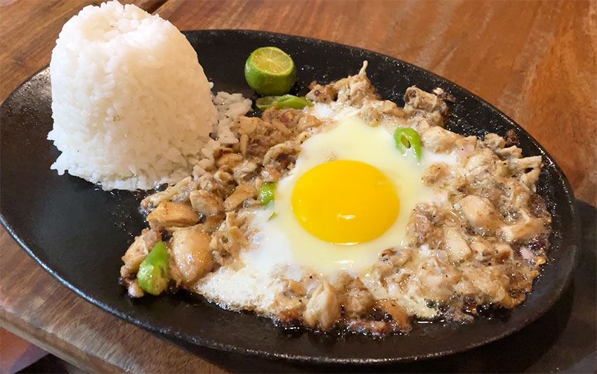 マニラの大衆食堂によくある「シシグ」120ペソ(300円)。