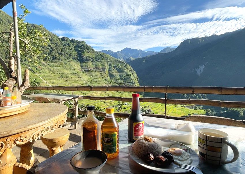 棚田を見渡せる宿泊先でいただく朝食