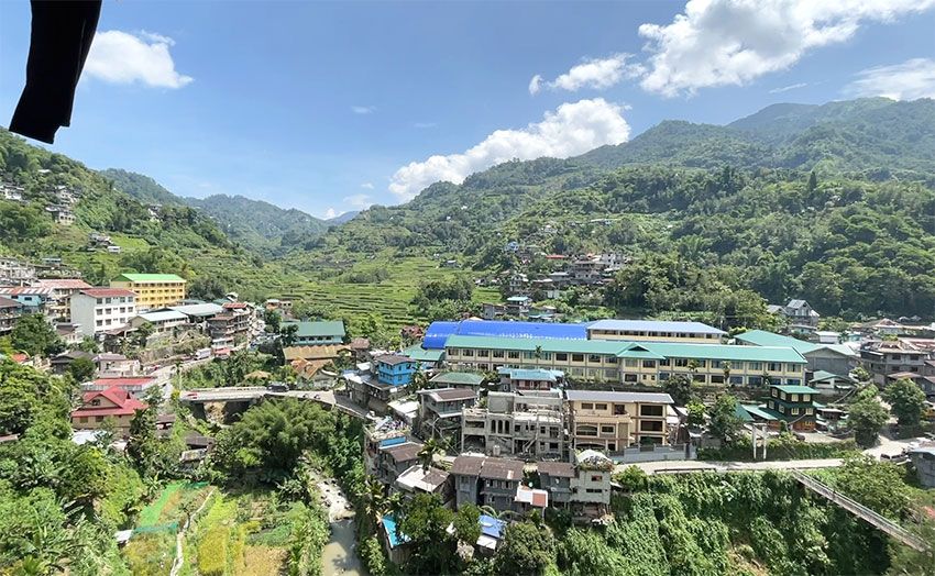 コルディリェーラ山脈の玄関口の町バナウエの景色