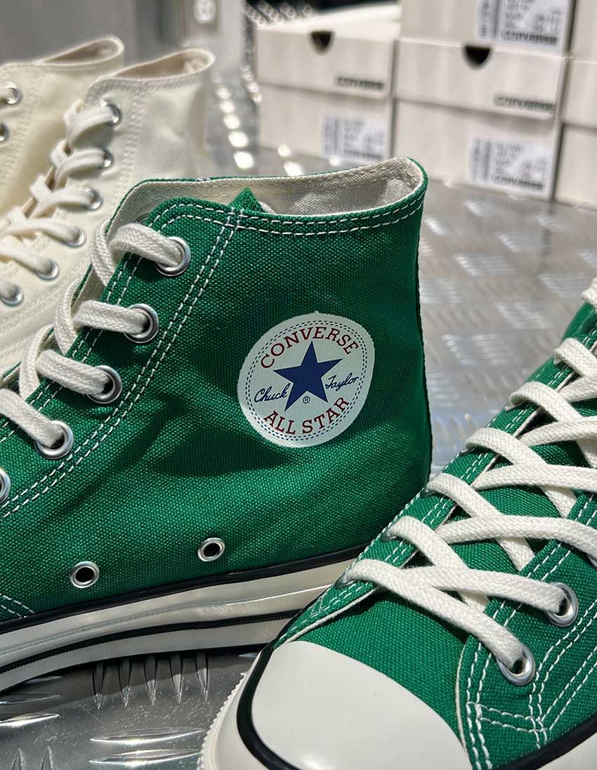 もちろん、HIも登場。頂点をつまんだような形状のヒールカップは、着用時の踵のホールド感を向上する。