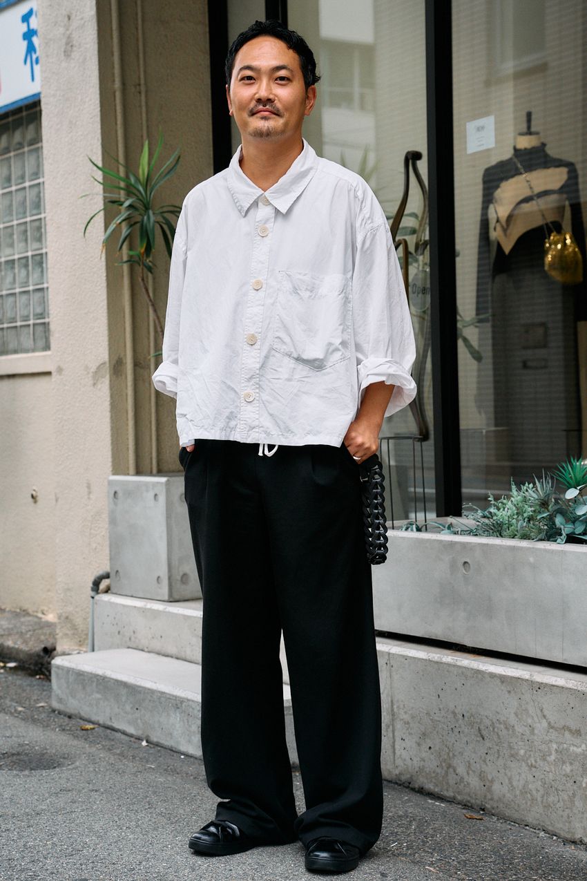 【こんな着方がしたかった】「白シャツ」が似合う40代の大人を街角スナップで。愛用ブランドも紹介！ - 9枚目の画像