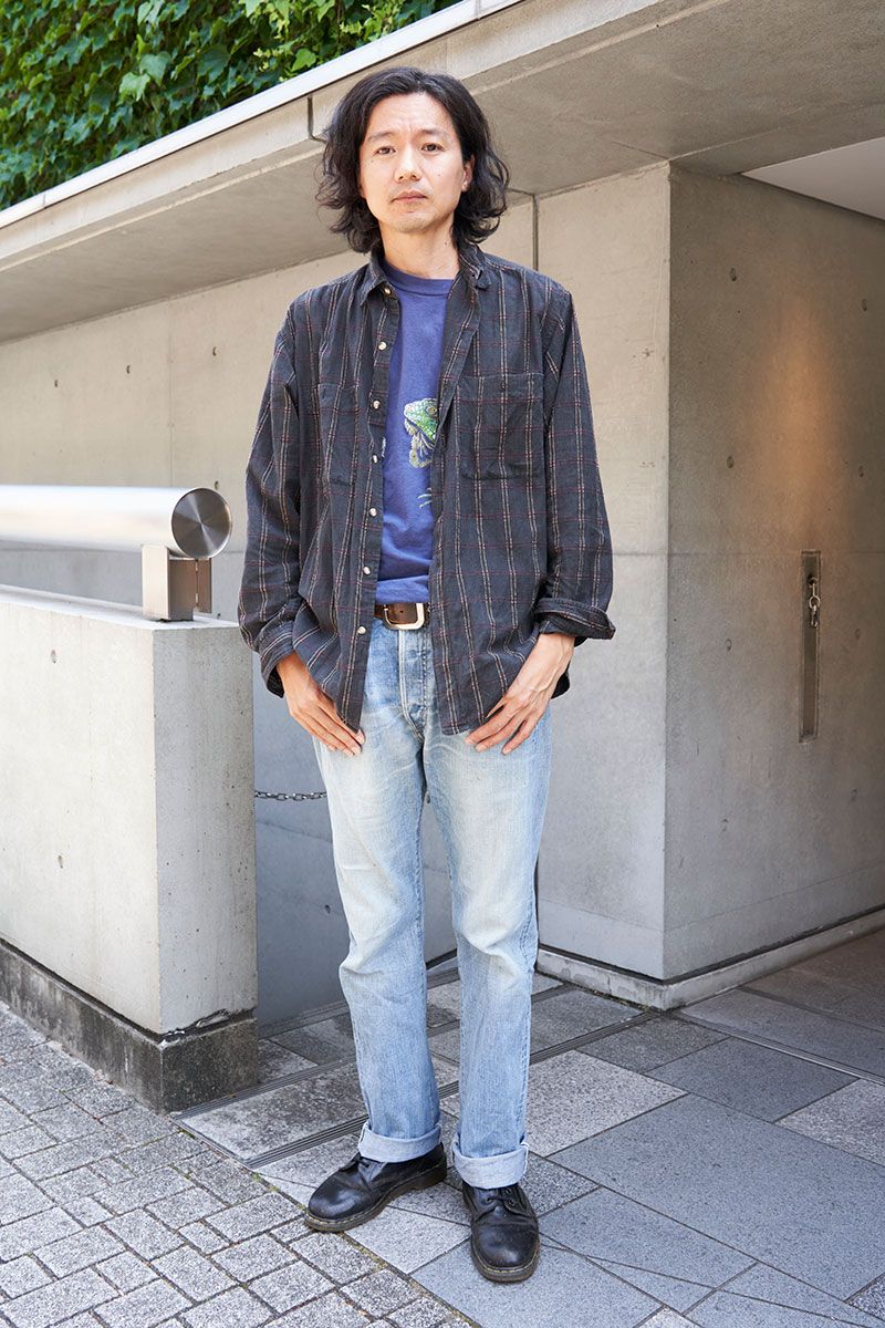 シャツ＝バナナリパブリック　Tシャツ＝古着　デニム＝ダブルアールエル　シューズ＝ドクターマーチン　ベルト＝ノーブランド