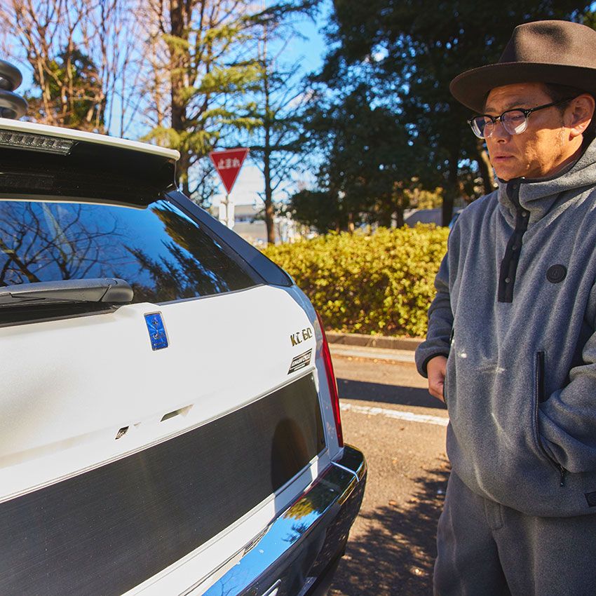 本来、バックパネルにある「MITSUOKA」の文字は木梨さんのカスタムによって外されている。