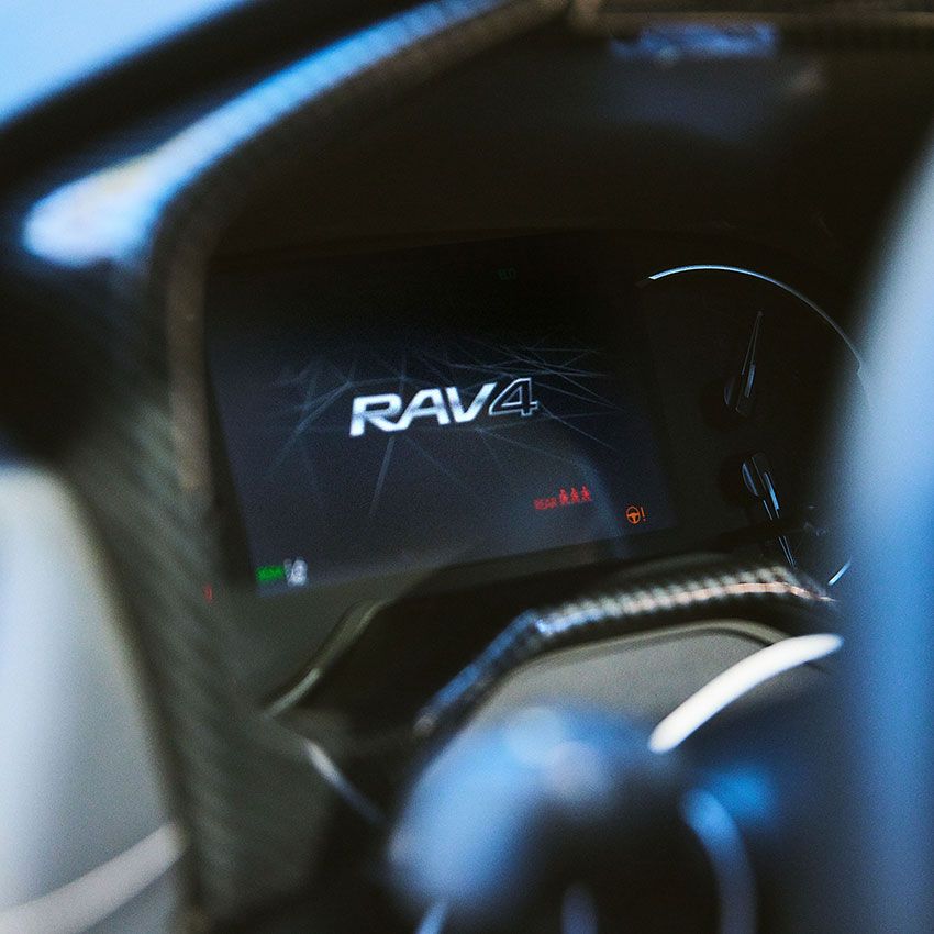 エンジンを入れるとメーターパネルに現れる「RAV4」の文字。