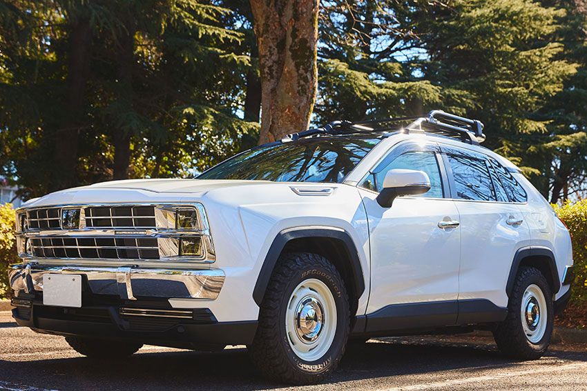 横からバディを見るとRAV4っぽさもうかがえる。