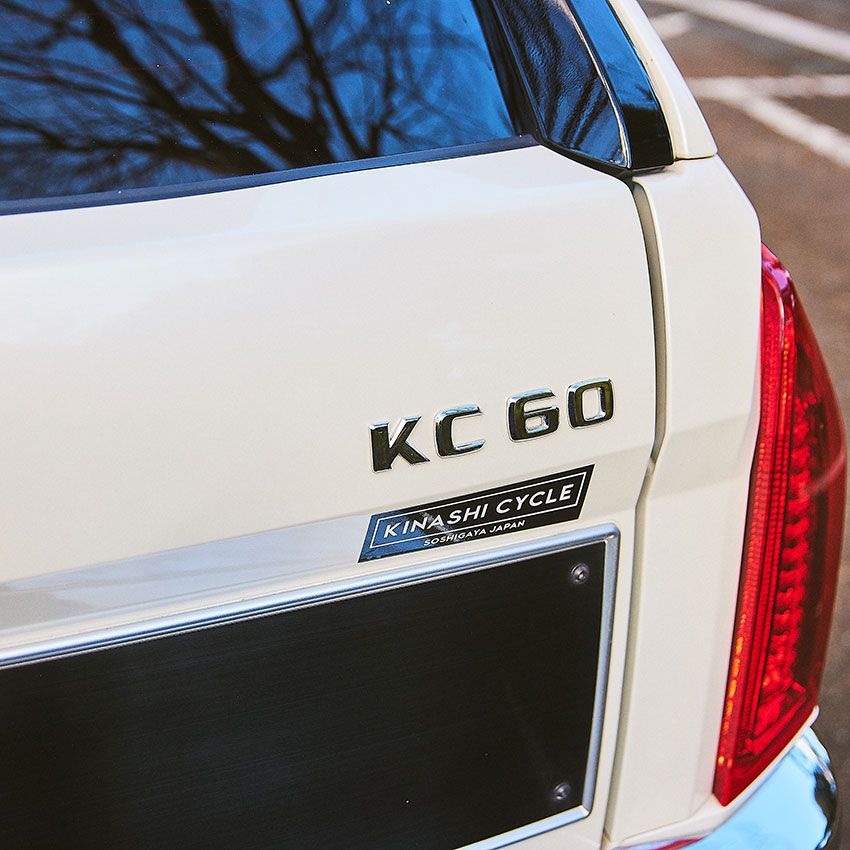 標準のバディには「Buddy」のロゴが装飾されてるリア部分に、「KC 60」の文字。木梨さんのカスタムで「Kinashi Cycle」の頭文字と、バディを購入した当時の年齢が示されている。