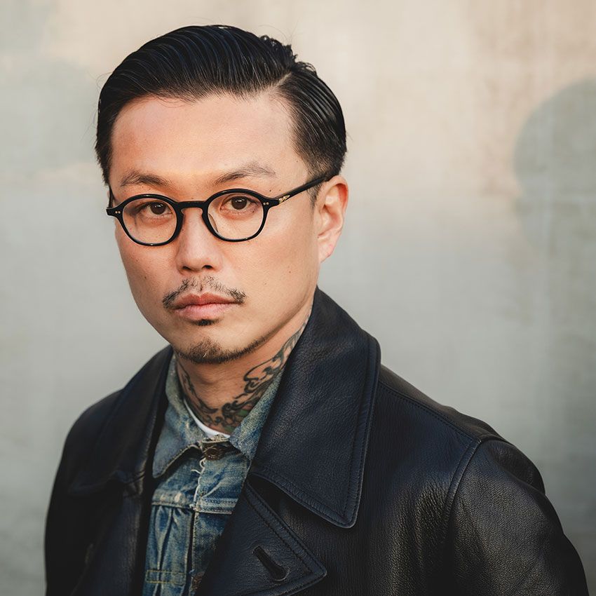 小島鉄平(こじま・てっぺい)●20 代前半に友人たちと共に、新作と古着をミックスしたセレクトショップをオープン。そのバイヤーとして活躍する中、海外でのとある経験から一念発起し松葉屋を設立する。以後、トラッドマンズボンサイを立ち上げ、展示会や SNS を通じ盆栽の魅力を発信。今では、世界的なラグジュアリーブランドとコラボレーションをするまでに。