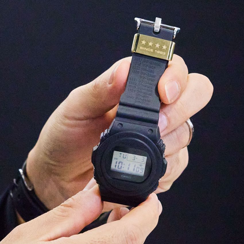 スティングは丸型のGショックを愛用。写真は40周年アニバーサリーの “スティングモデル”。